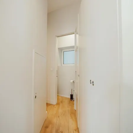 Downtown Elegant By Hosty Apartment