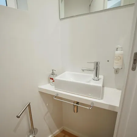 Downtown Elegant By Hosty Apartment