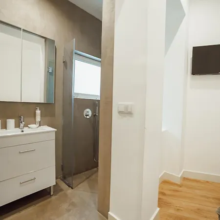 Downtown Elegant By Hosty